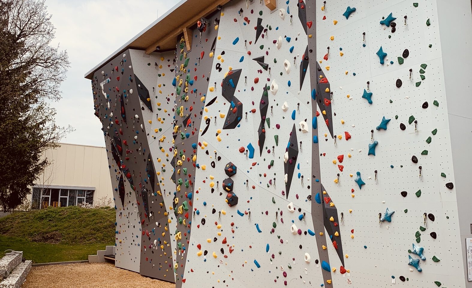 Öffnung unserer Außenkletterwand svg+xml;charset=utf 8,<svg xmlns%3D'http%3A%2F%2Fwww.w3 - Öffnung unserer Außenkletterwand