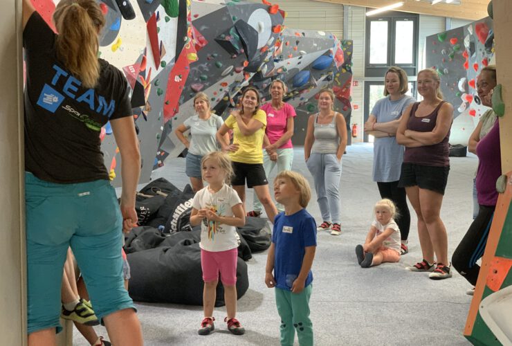 familie kleinkind bouldern scaled 740x500 - News