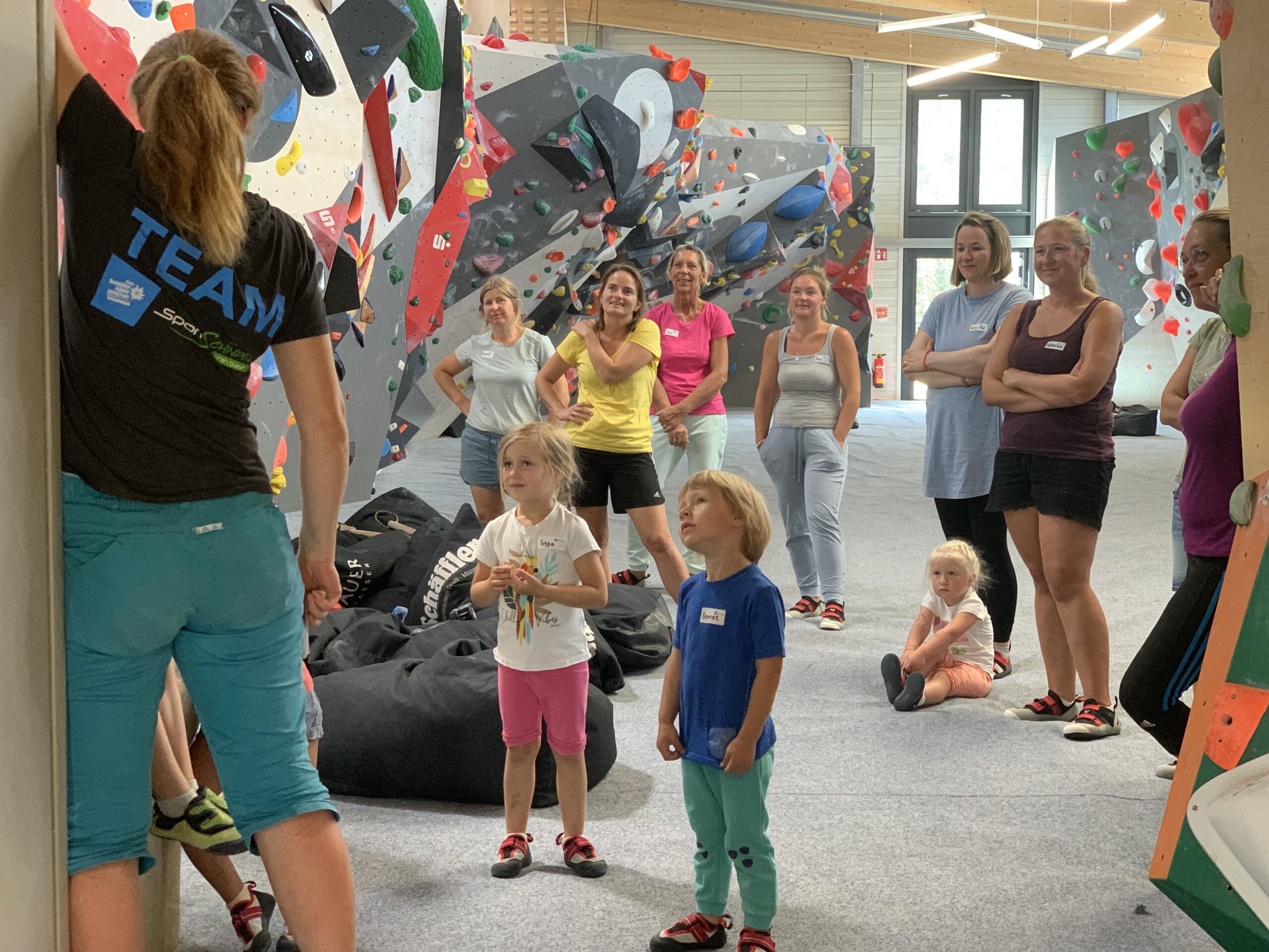 Schulen & Kindergärten familie kleinkind bouldern scaled - Schulen & Kindergärten