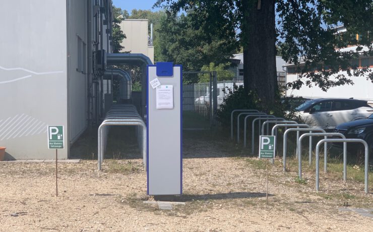 svg+xml;charset=utf 8,<svg xmlns%3D'http%3A%2F%2Fwww.w3 - Neue E-Auto-Ladesäule mit PV-Strom für Euch