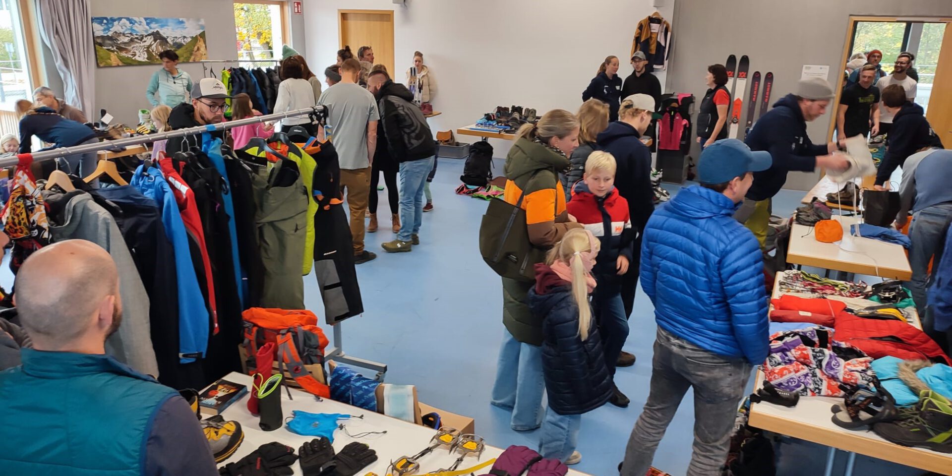 svg+xml;charset=utf 8,<svg xmlns%3D'http%3A%2F%2Fwww.w3 - (Bergsport) Flohmarkt beim DAV Memmingen am 16.11. - noch Tische frei!