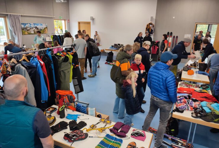 svg+xml;charset=utf 8,<svg xmlns%3D'http%3A%2F%2Fwww.w3 - (Bergsport) Flohmarkt beim DAV Memmingen am 16.11. - noch Tische frei!