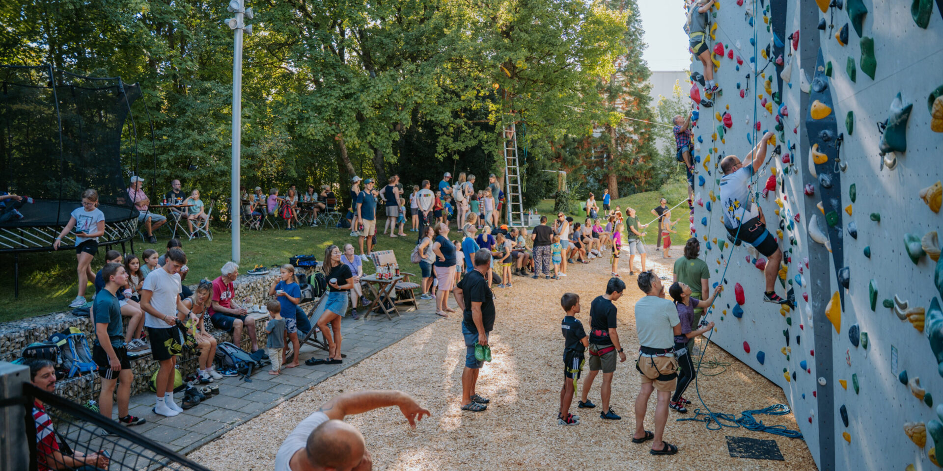 Bouldern, Klettern, Hüpfen & Tanzen zum Jubiläum der DAV Memmingen Boulderhalle svg+xml;charset=utf 8,<svg xmlns%3D'http%3A%2F%2Fwww.w3 - Bouldern, Klettern, Hüpfen & Tanzen zum Jubiläum der DAV Memmingen Boulderhalle