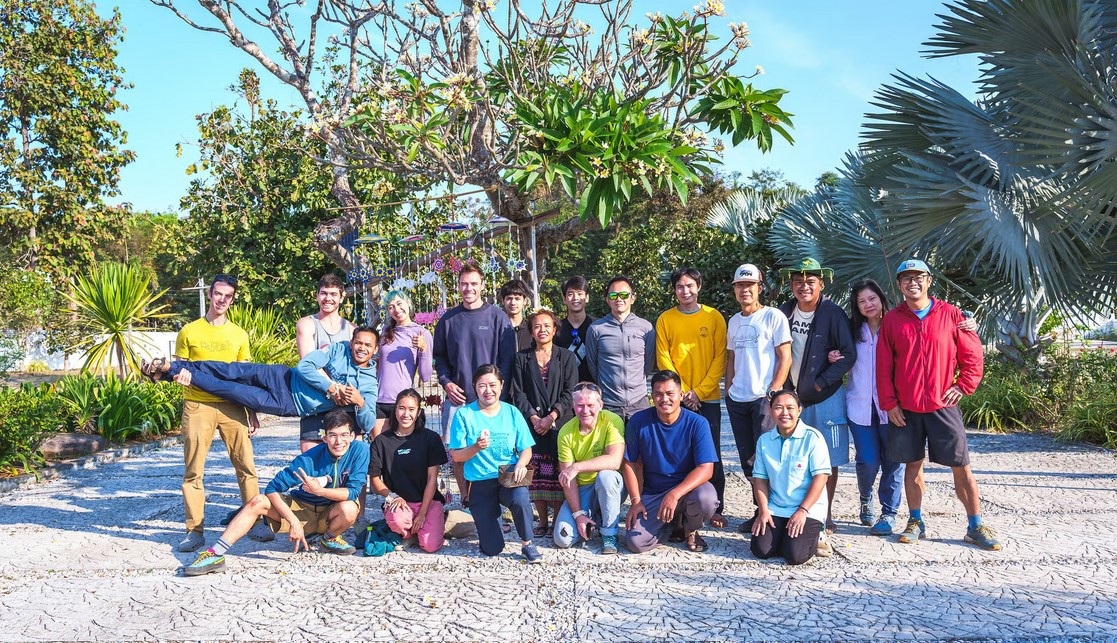 svg+xml;charset=utf 8,<svg xmlns%3D'http%3A%2F%2Fwww.w3 - Climb Duai Gan (Climb Together) - Kletterfilm mit Anna Hazlett, Wide Boy Tom Randall und Michi "The Beast" Ullrich